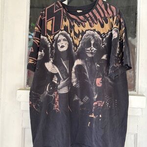 Kiss Graphic Band T-Shirt with Bold Design